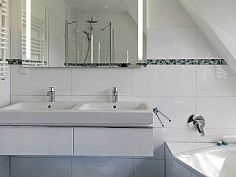 Bad im Obergeschoss mit Glasdusche, WC, Bidet, Eck­ba­de­wan­ne und Doppelwaschbecken