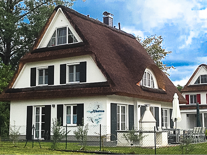 Stirnansicht von Haus Albatros mit dem markanten Bild und Schriftzug