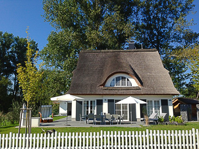Außenansicht von Ferienhaus Albatros mit großer Südterrasse<br/>