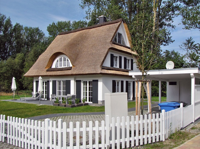 Außenansicht Ferienhaus Albatros mit großer Südterrasse, stationärem Grill und Strandkorb