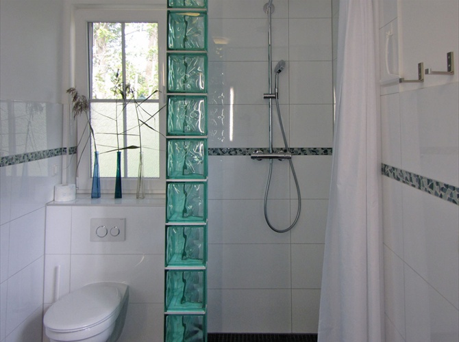 Das Bad mit Dusche und WC im Erdgeschoss
