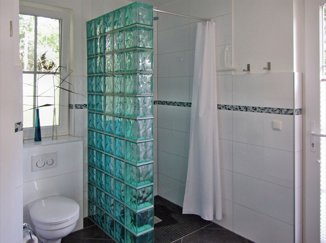 Das Bad mit Dusche und WC im Erdgeschoss