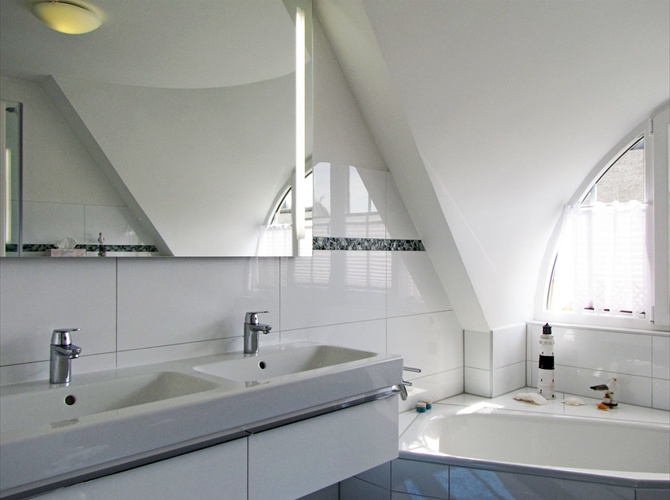 Das Bad mit Dusche, Wanne und WC im Dachgeschoss
