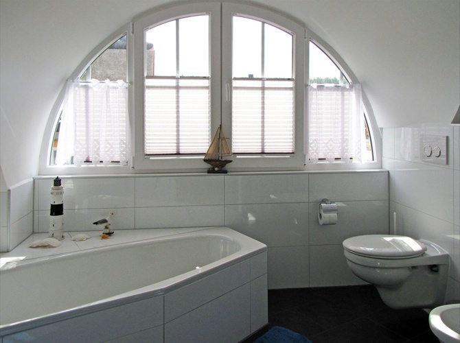 Das Bad mit Dusche, Wanne und WC im Dachgeschoss