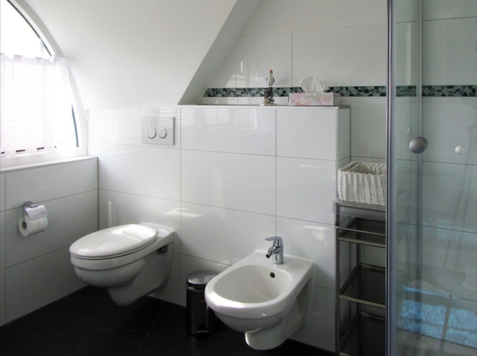 Das Bad mit Dusche, Wanne und WC im Dachgeschoss