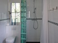 Das Bad mit Dusche und WC im Erdgeschoss