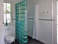 Das Bad mit Dusche und WC im Erdgeschoss