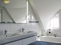 Das Bad mit Dusche, Wanne und WC im Dachgeschoss