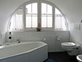 Das Bad mit Dusche, Wanne und WC im Dachgeschoss